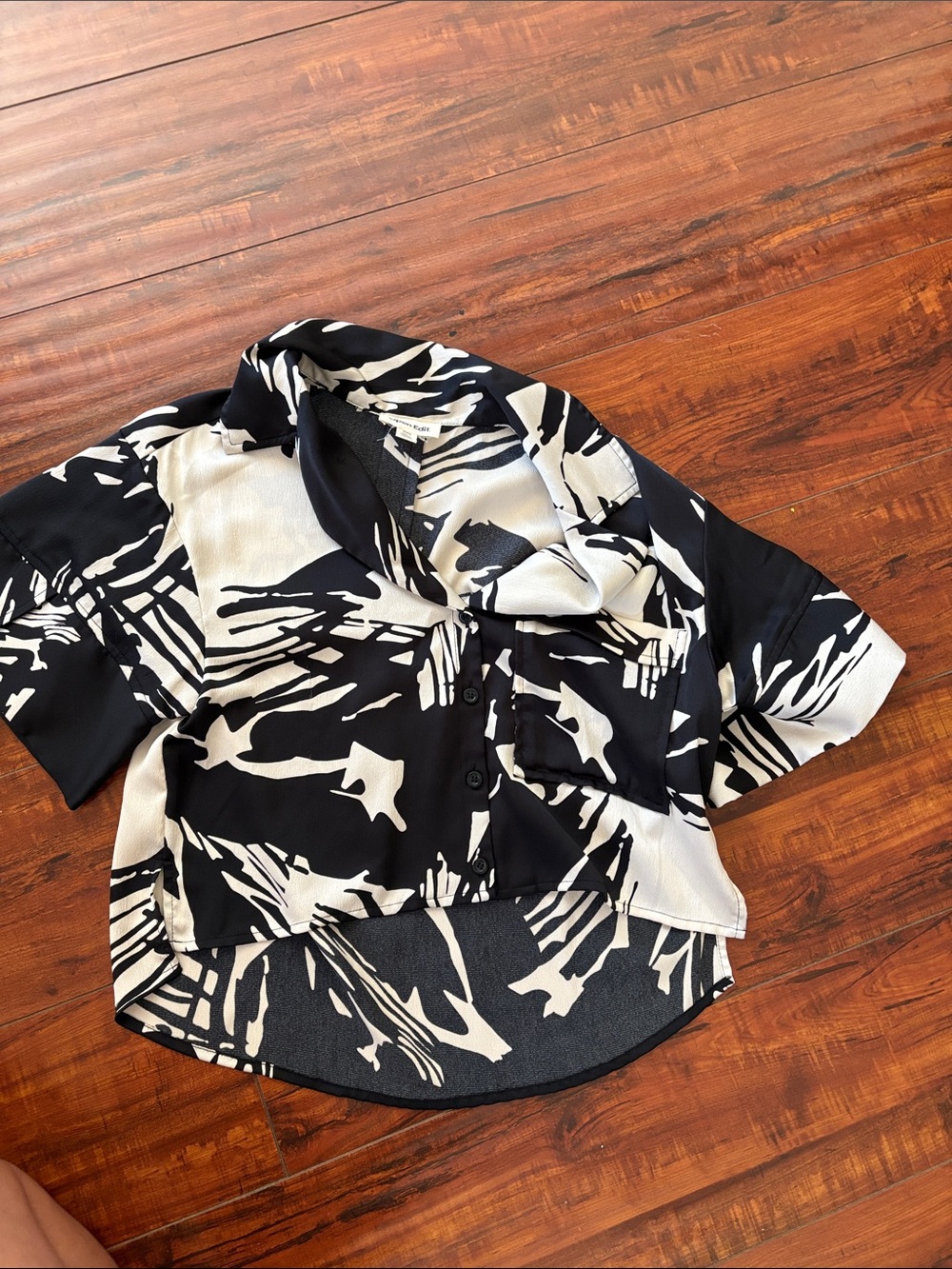 Black & White Abstract Button-Front Women’s Top